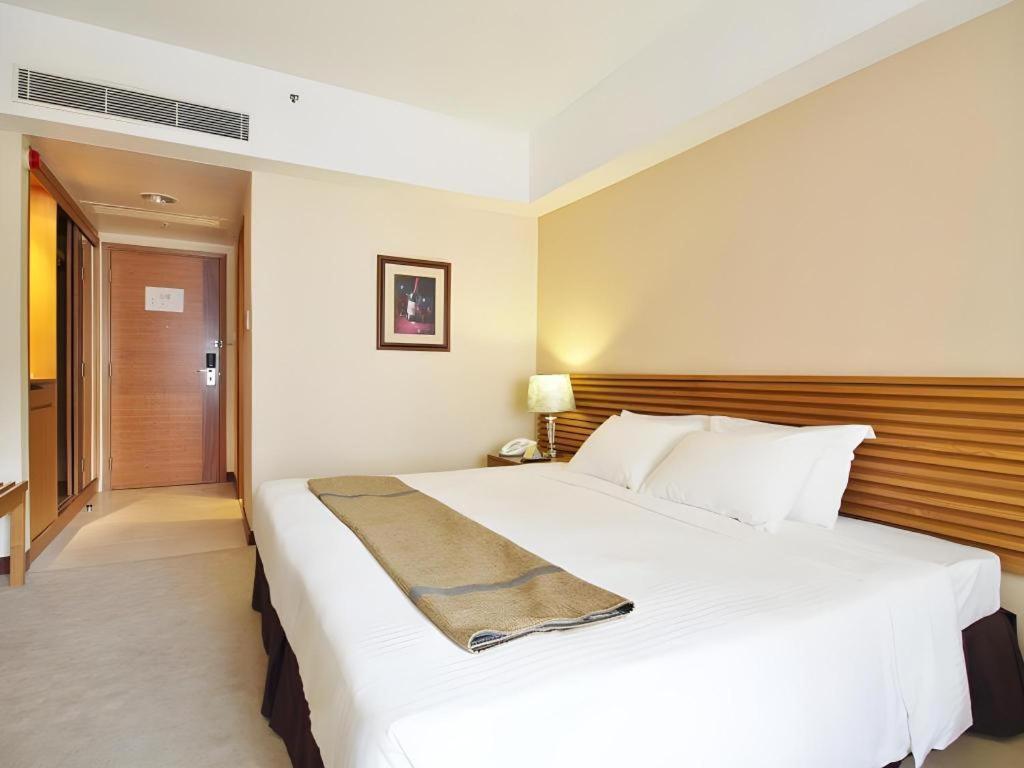 Caritas Oswald Cheung International House Hotel Hong Kong Bagian luar foto